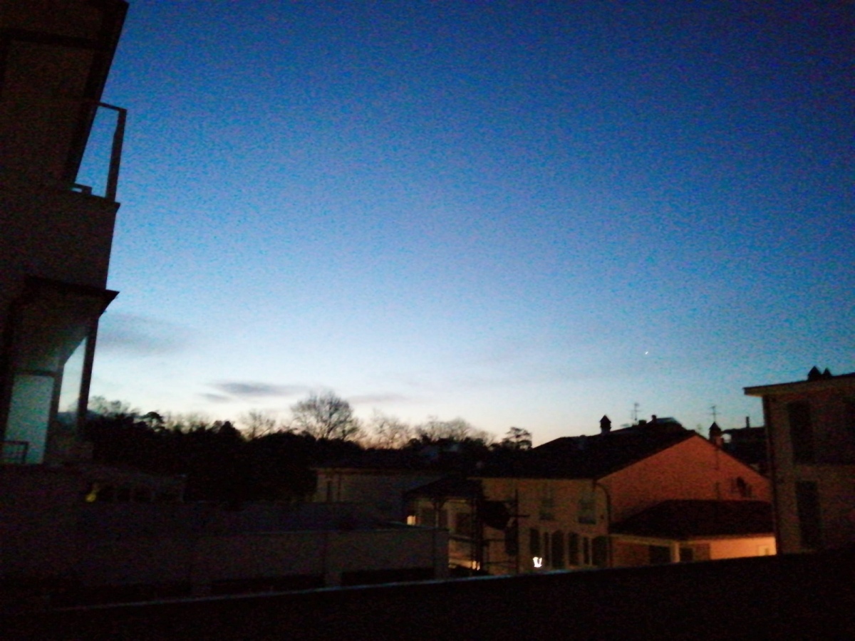 Azzurrità di prima mattinata due foto scattate domenica 3 aprile a Viareggio