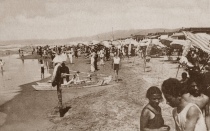 Bagnanti in spiaggia a Viareggio (1920)